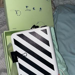 I’m selling an off white bag